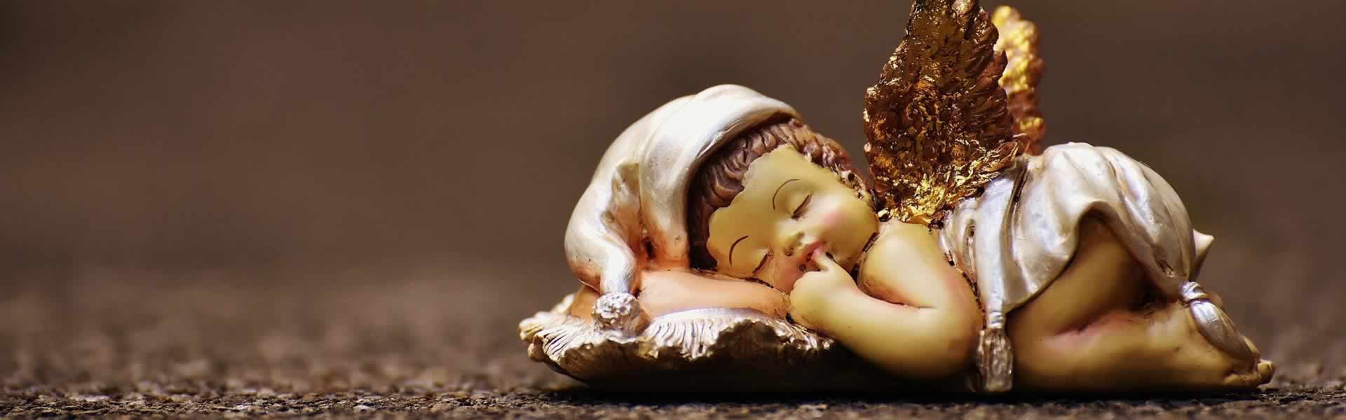 Scultura funebre della figura sacra di un angelo